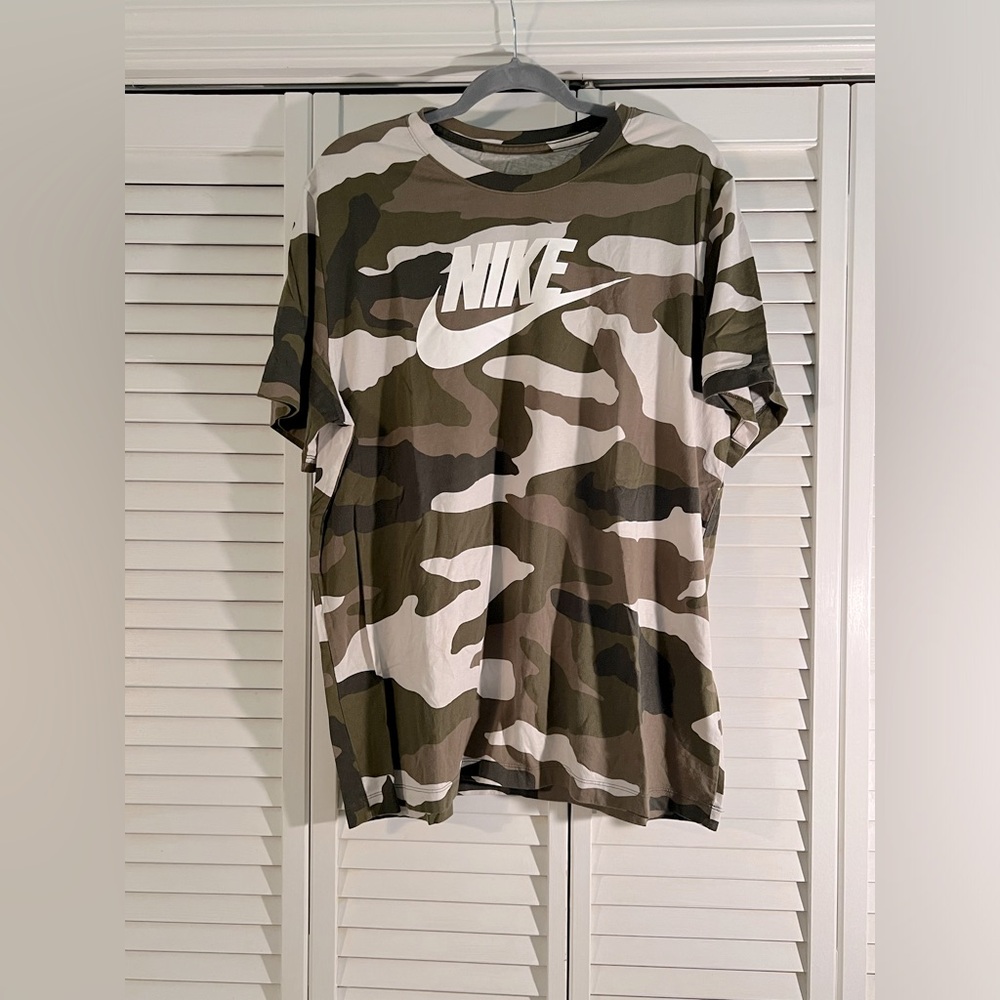 The Nike Tee, camo brown, size XL